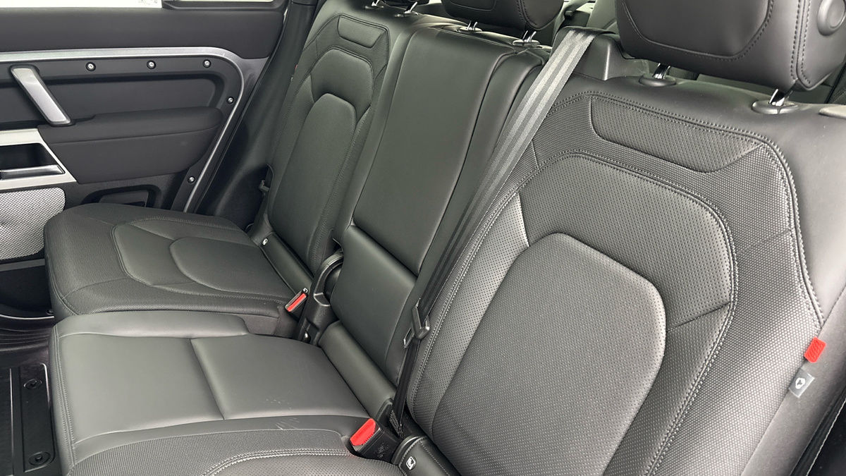 Land Rover Defender 130 Urban Image 8