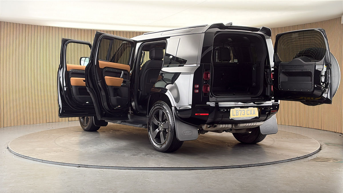 Land Rover Defender 110 Image 23