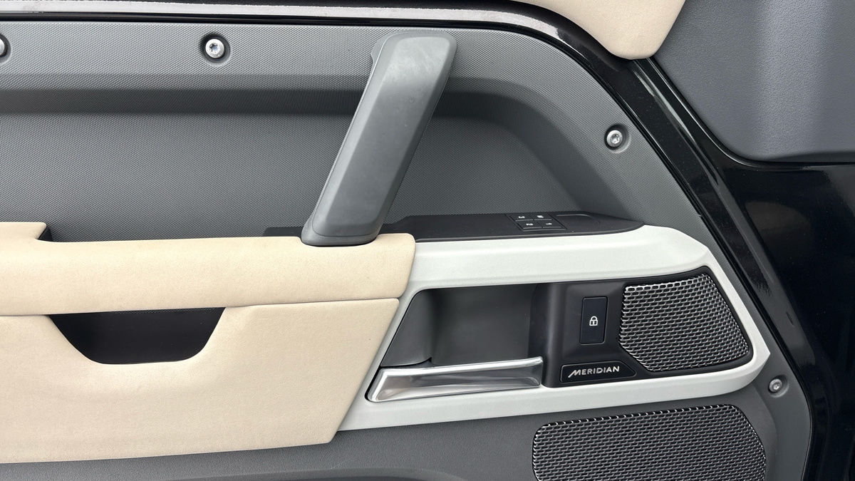 Land Rover Defender 110 Image 19