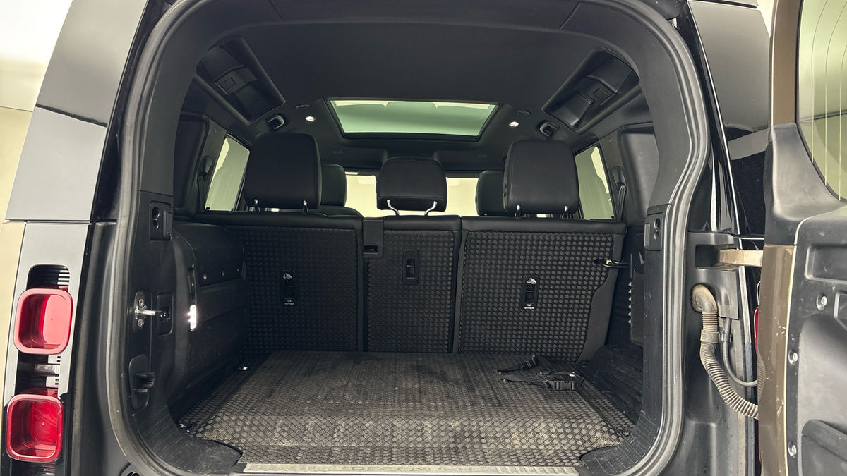 Land Rover Defender 110 Image 11