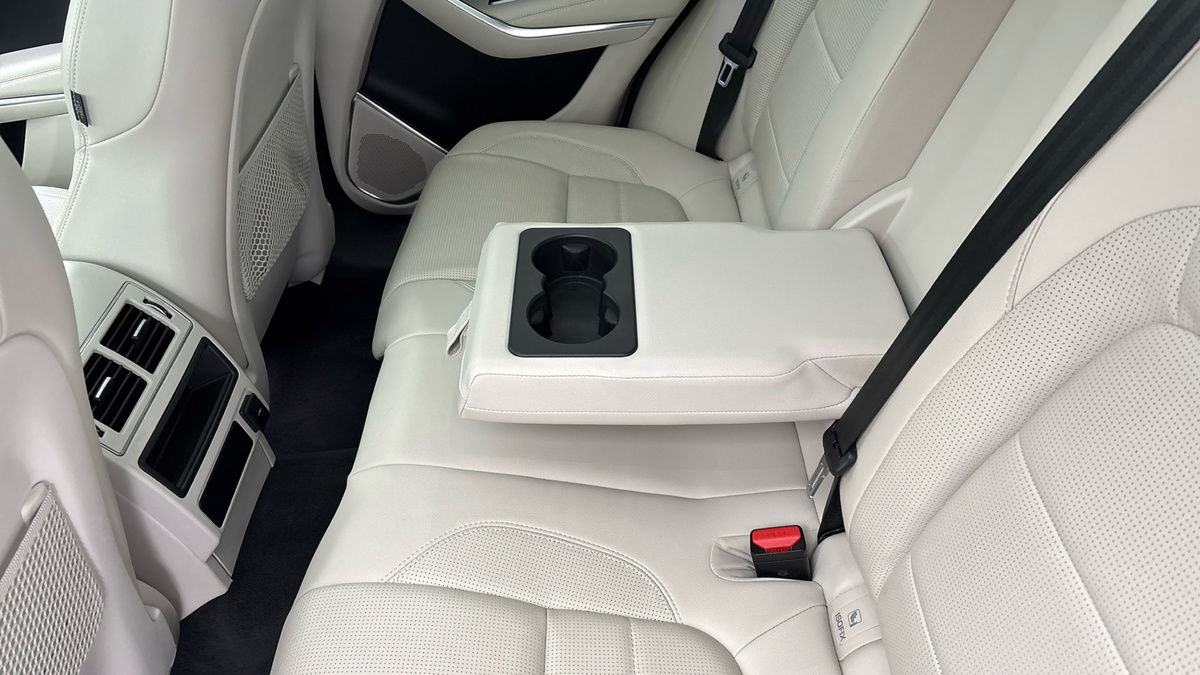 Jaguar F-PACE Image 9