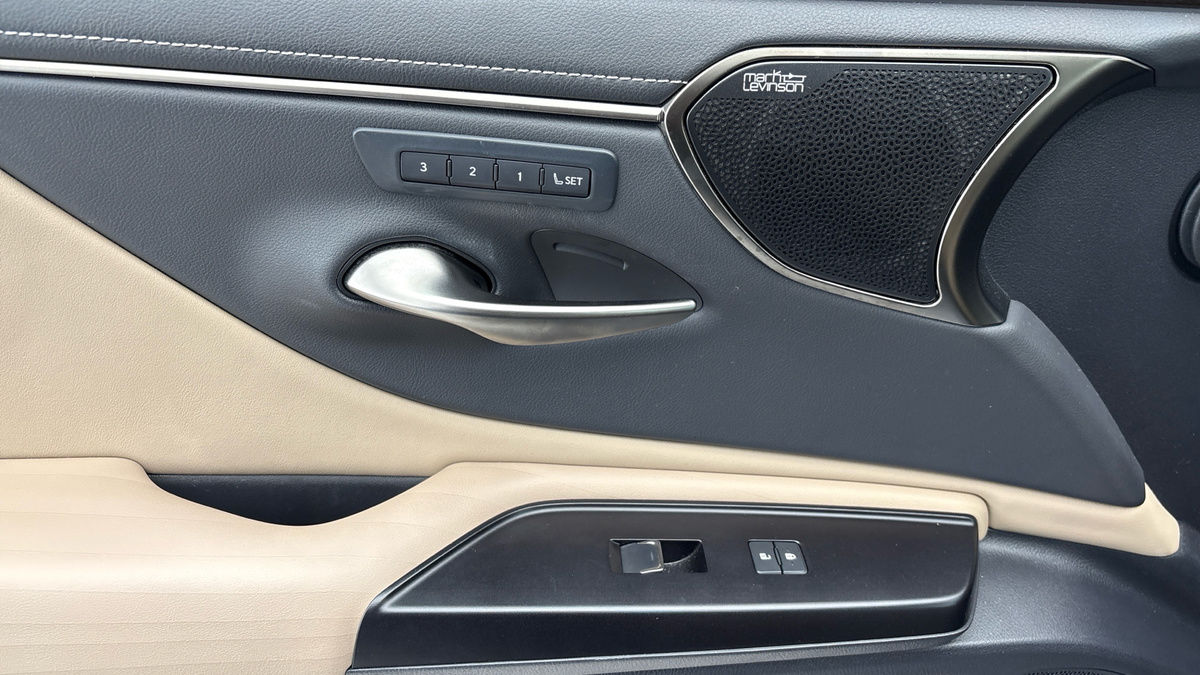 Lexus ES Image 19