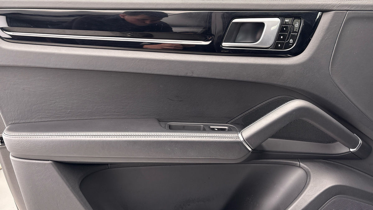 Porsche Cayenne Image 19