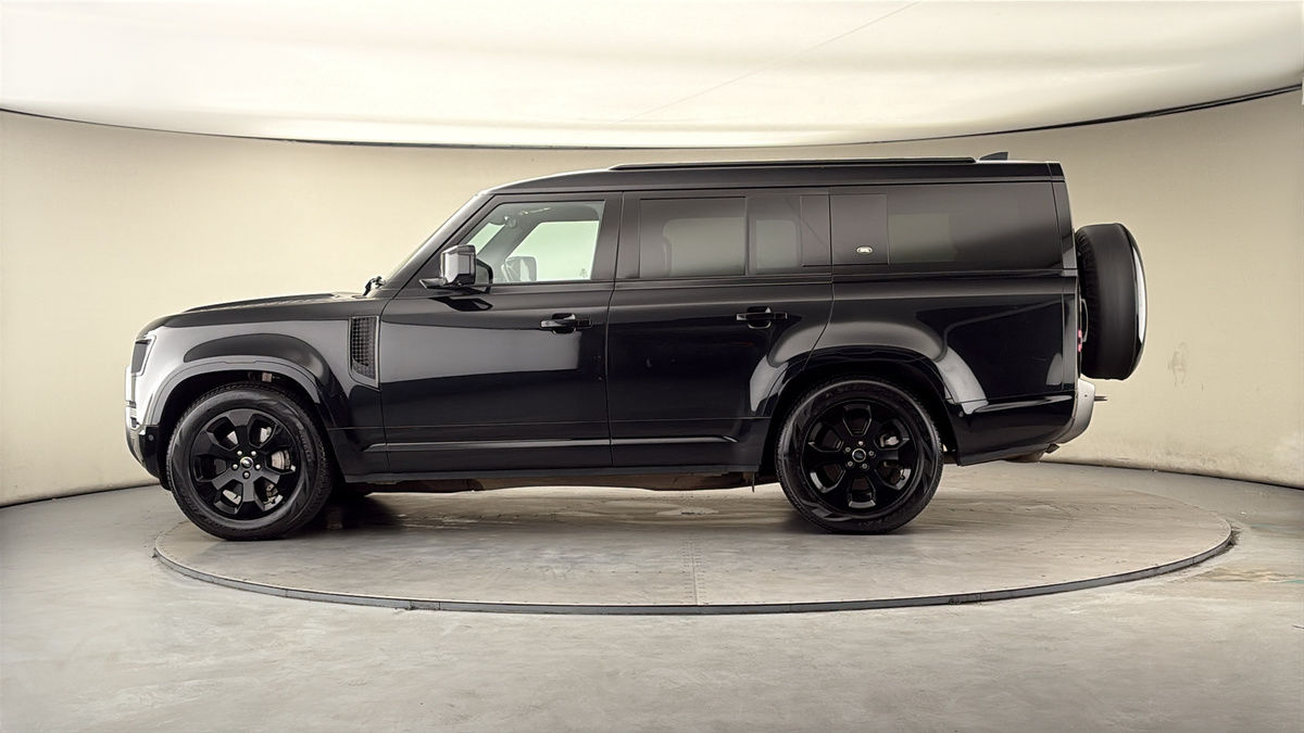 Land Rover Defender 130 Image 15