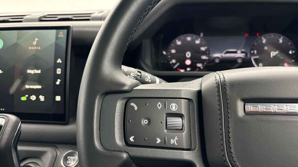 Land Rover Defender 110 Image 13