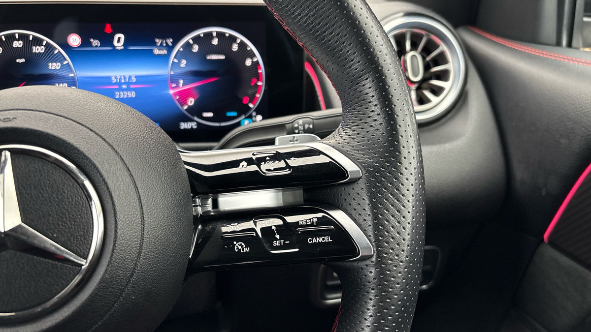 Mercedes-Benz GLB Image 14