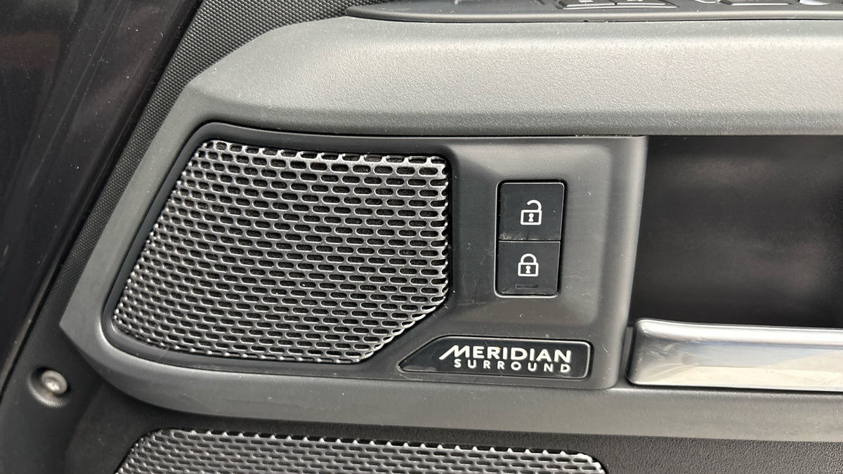 Land Rover Defender 110 Image 25