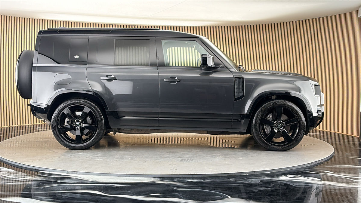 Land Rover Defender 110 Image 16