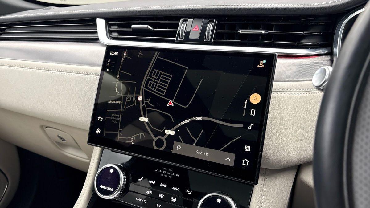 Jaguar F-PACE Image 17