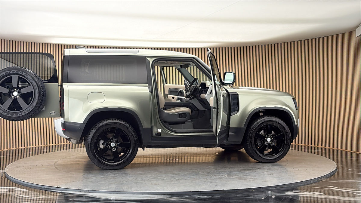More views of Land Rover Defender 90