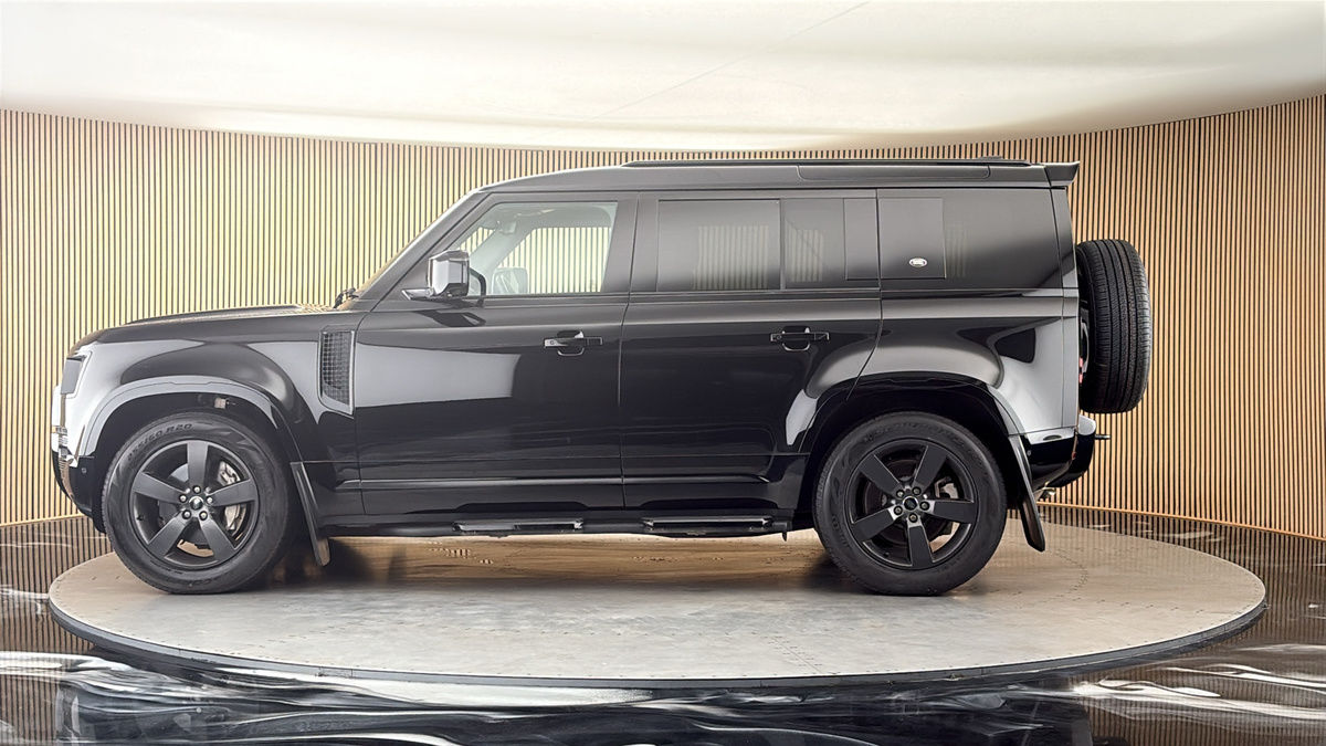 Land Rover Defender 110 Image 15