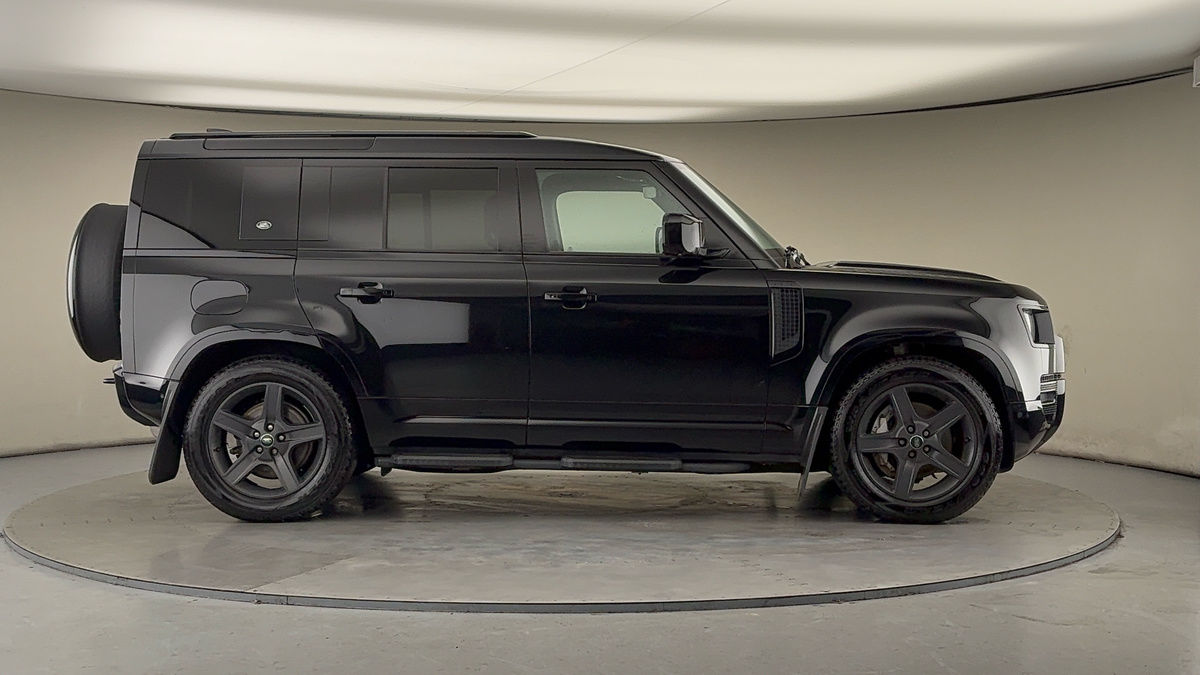 Land Rover Defender 110 Image 16