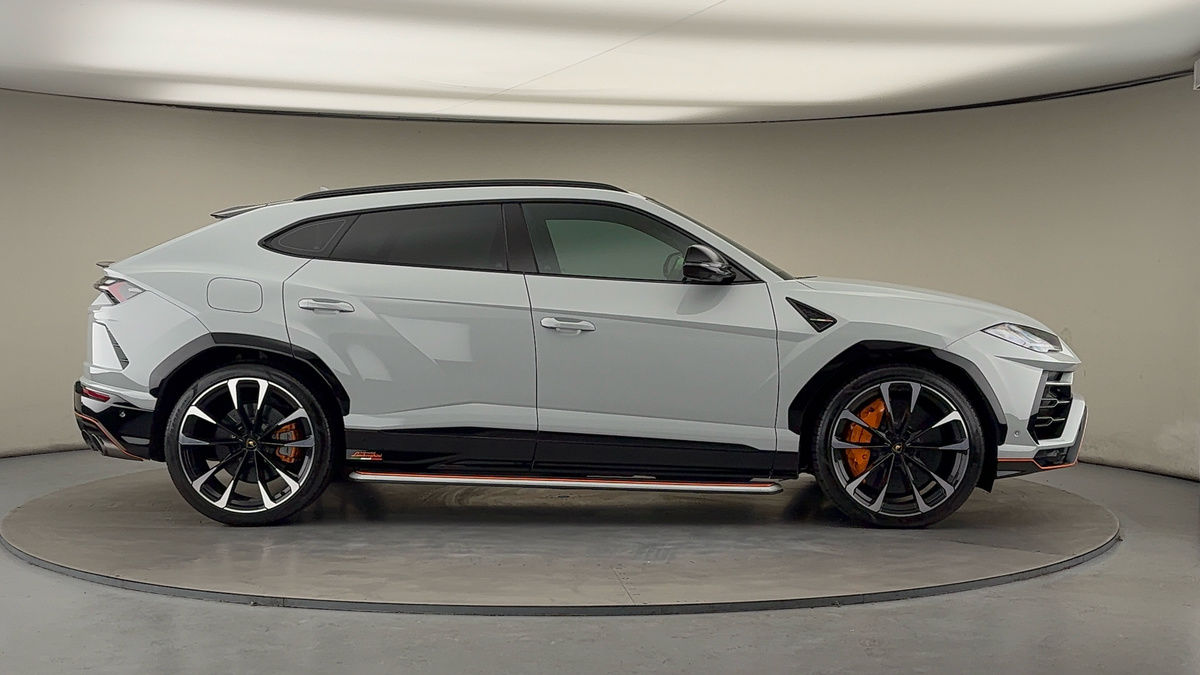 Lamborghini Urus Image 16
