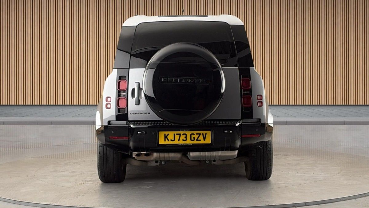 Land Rover Defender 110 Image 4