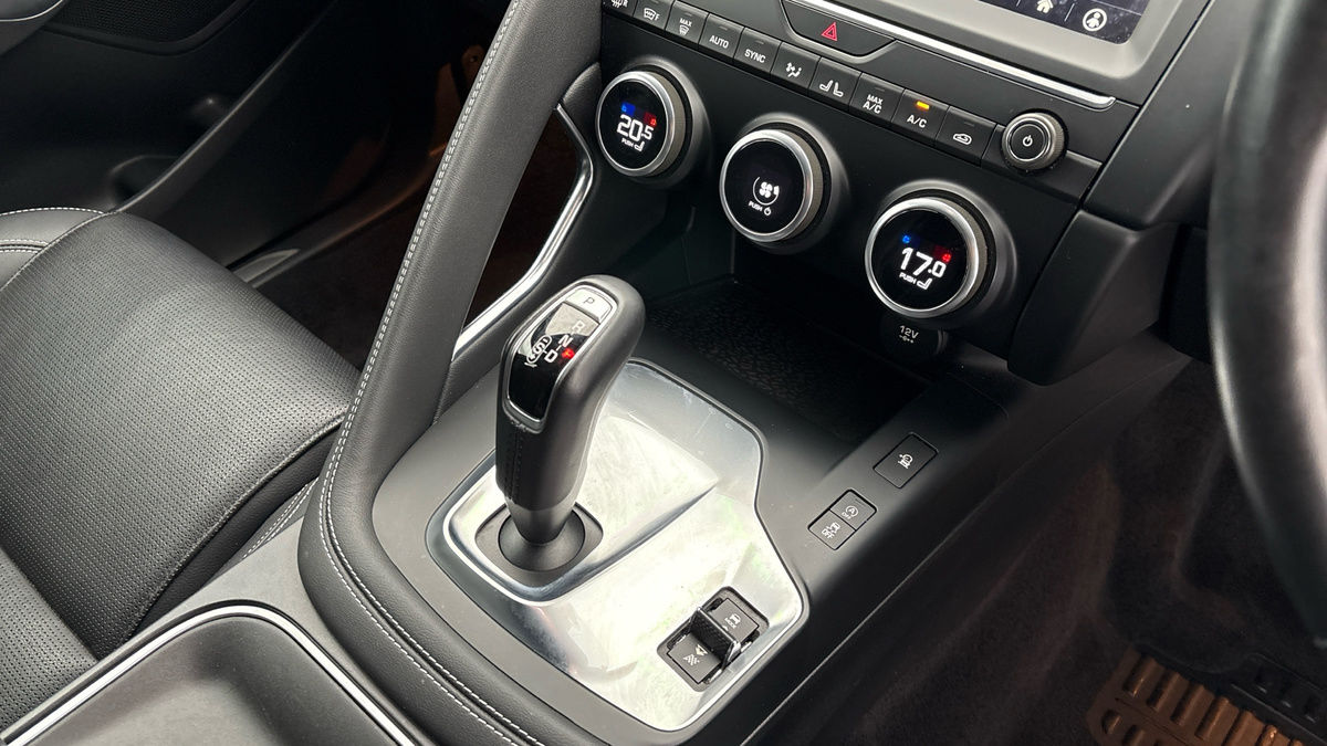 Jaguar E-PACE Image 18