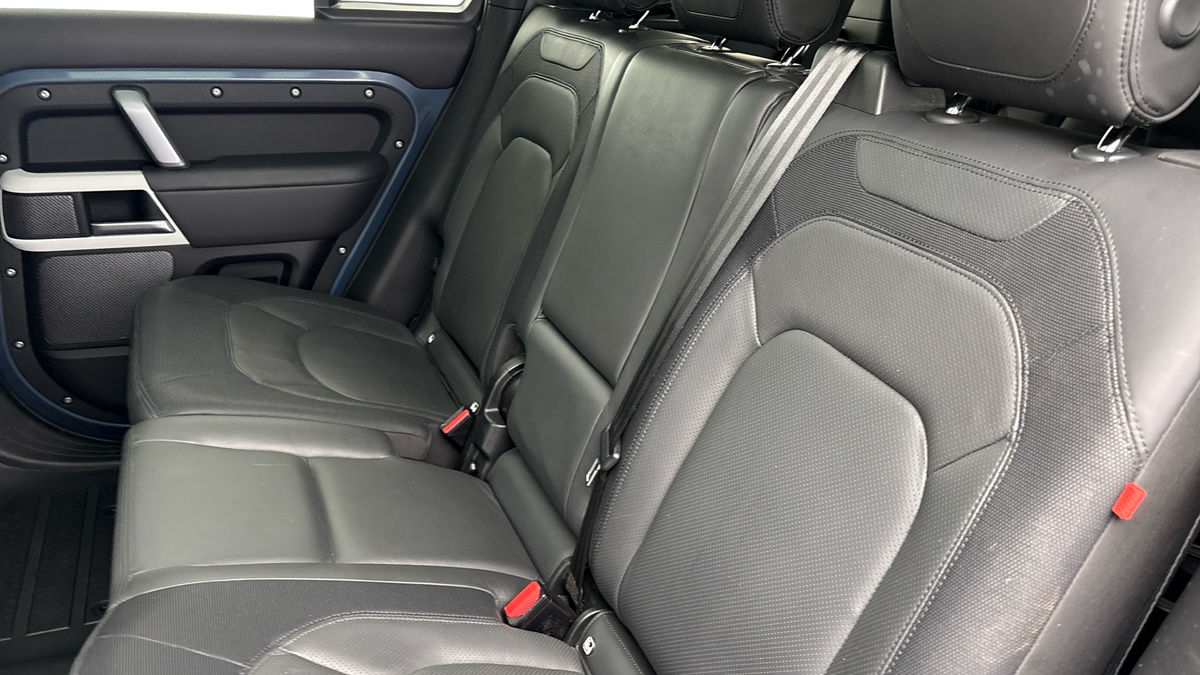 Land Rover Defender 110 Image 8