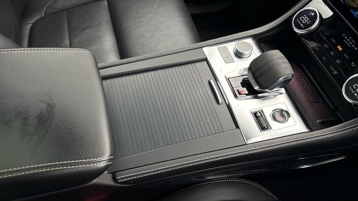 Jaguar F-PACE Image 18