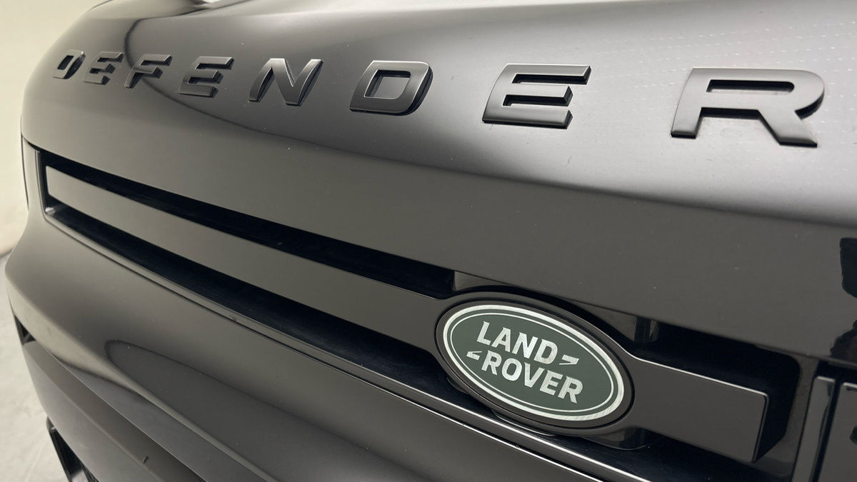 Land Rover Defender 110 Image 24