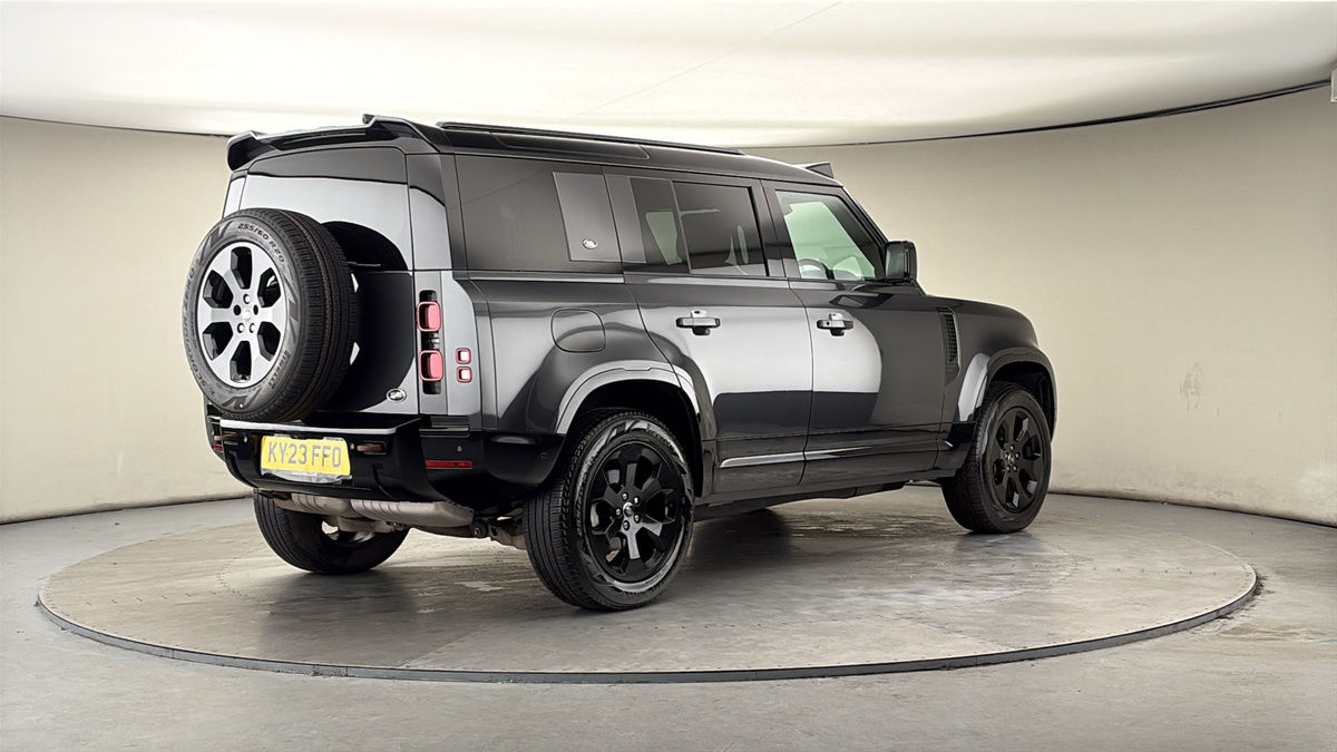 Land Rover Defender 110 Image 21