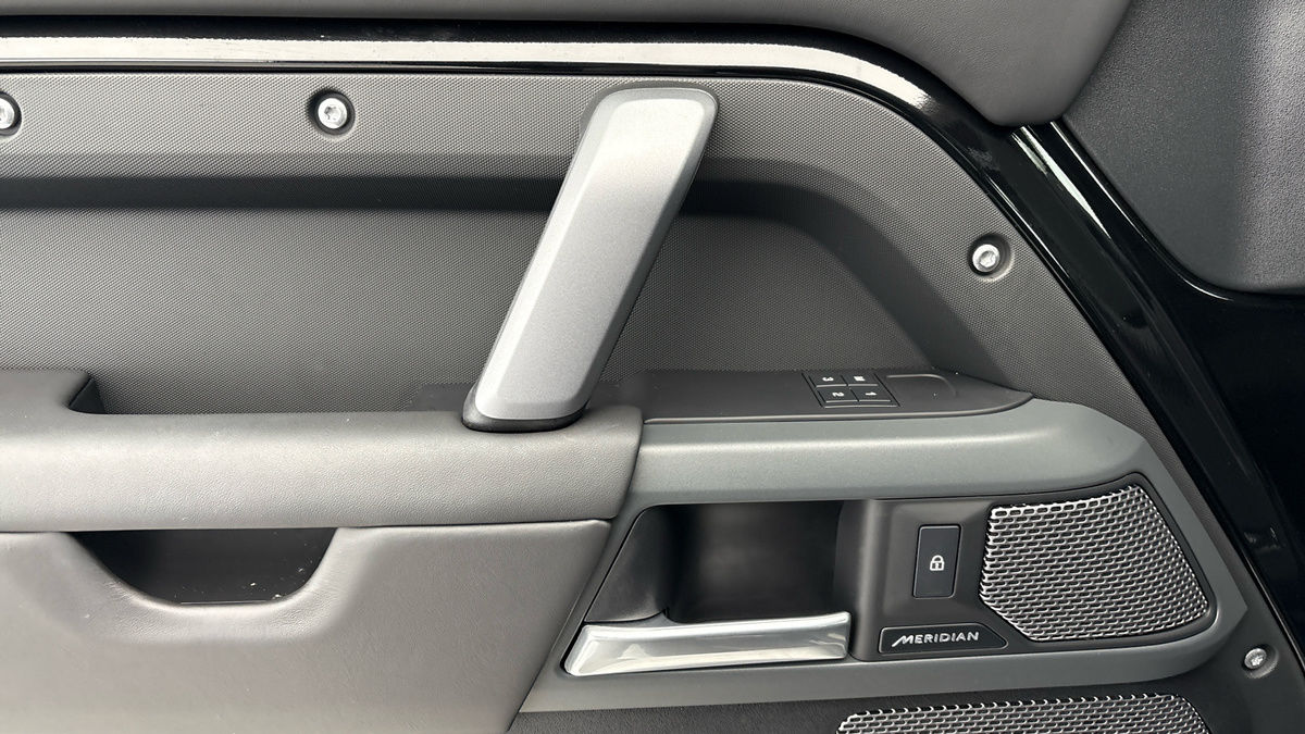 Land Rover Defender 110 Image 19