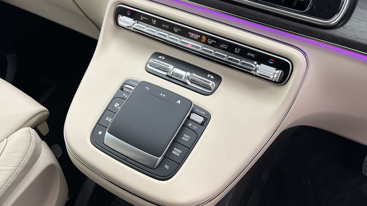 Mercedes-Benz V Class Image 25
