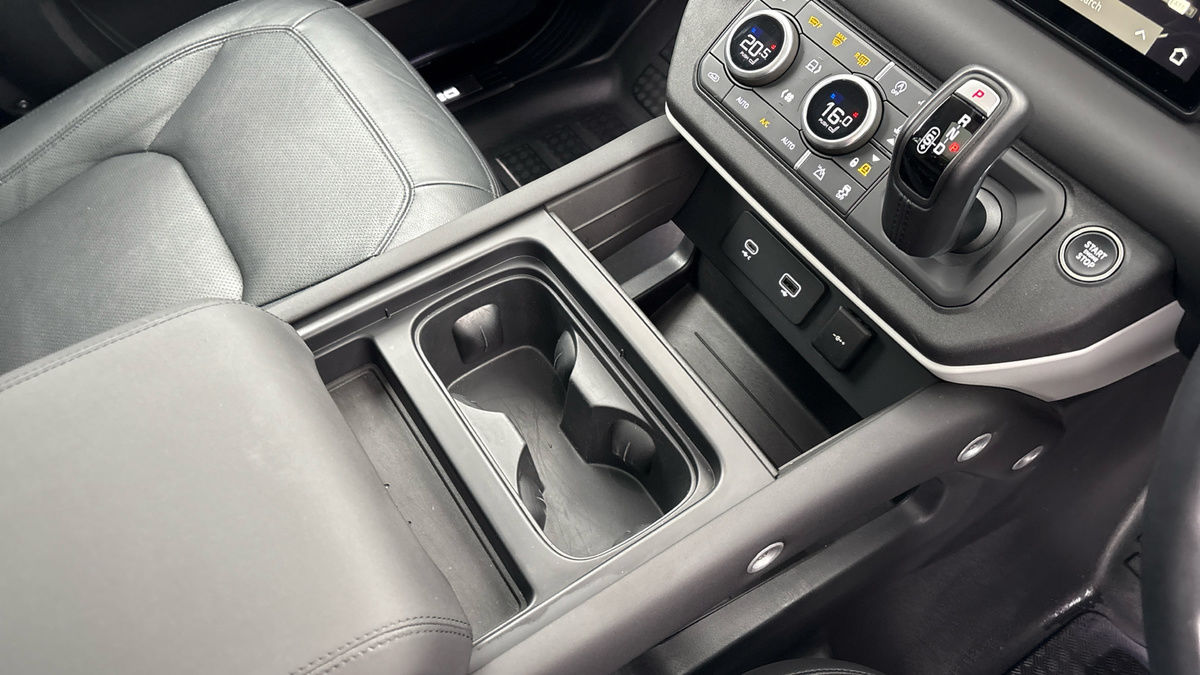 Land Rover Defender 110 Image 18