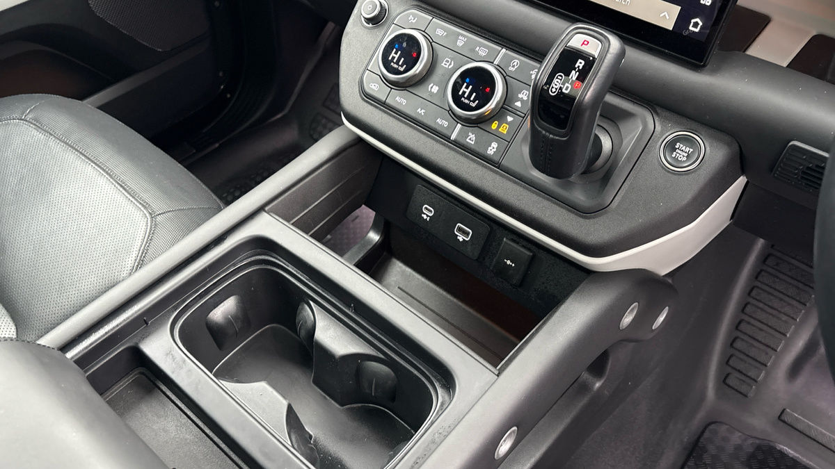 Land Rover Defender 110 Image 18