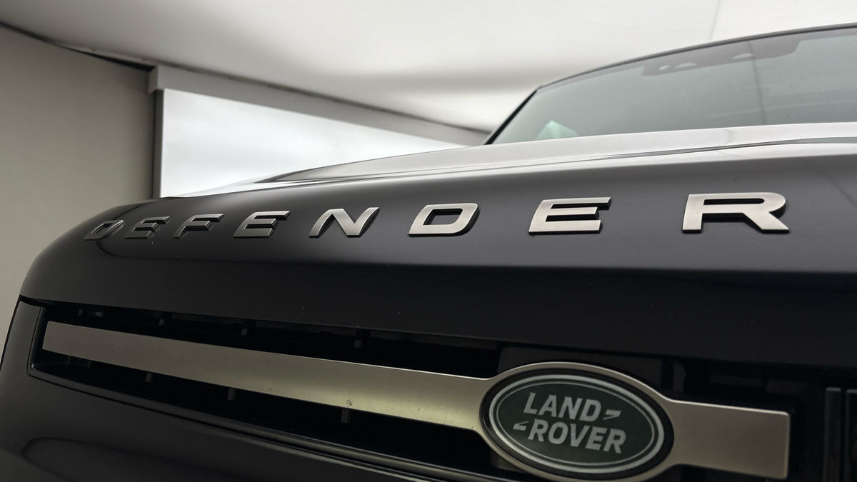 Land Rover Defender 110 Image 24