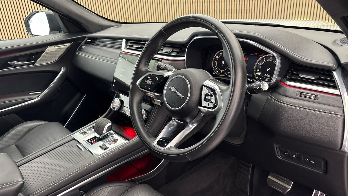 Jaguar F-PACE Image 5