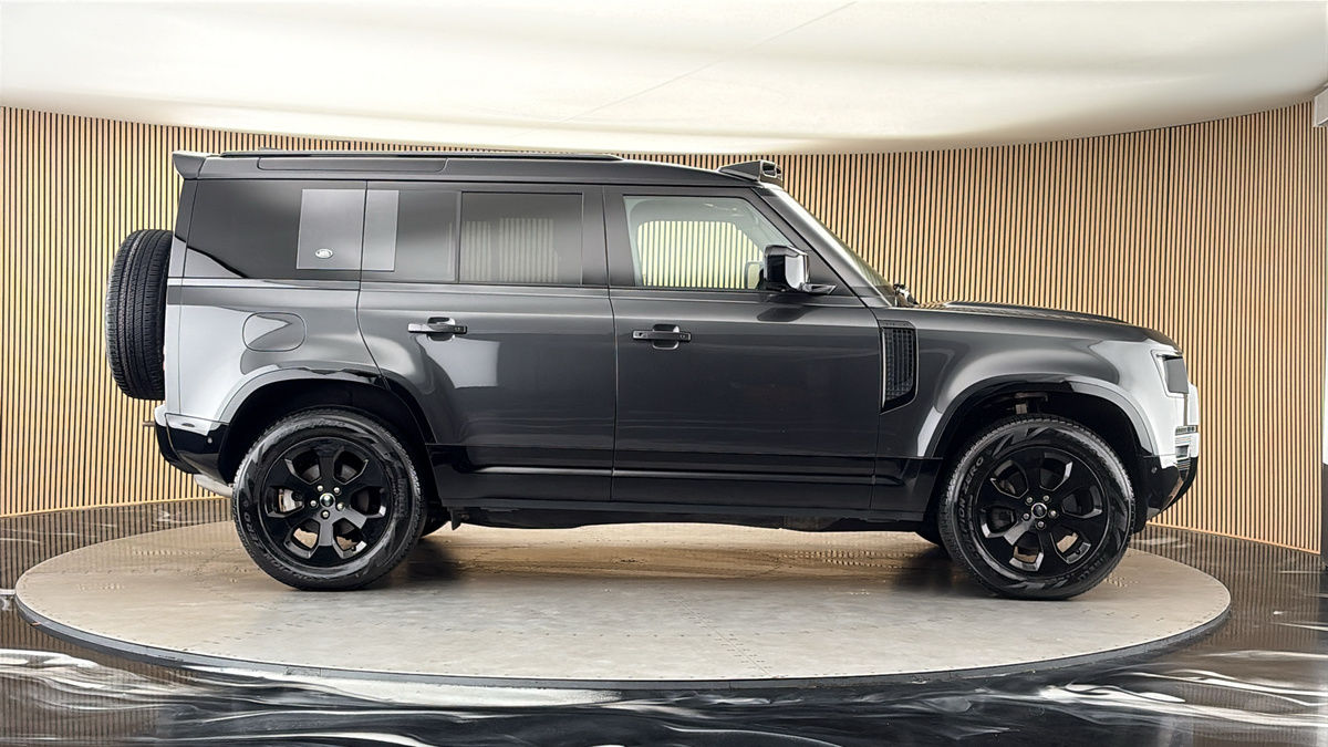 Land Rover Defender 110 Image 16