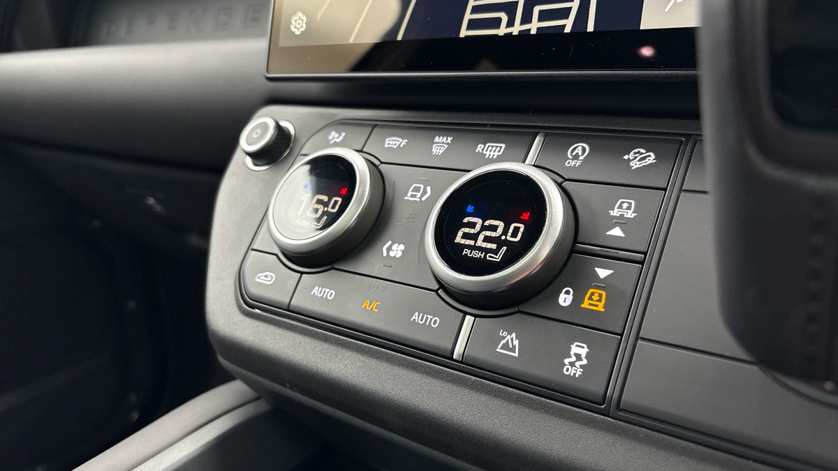 Land Rover Defender 110 Image 26