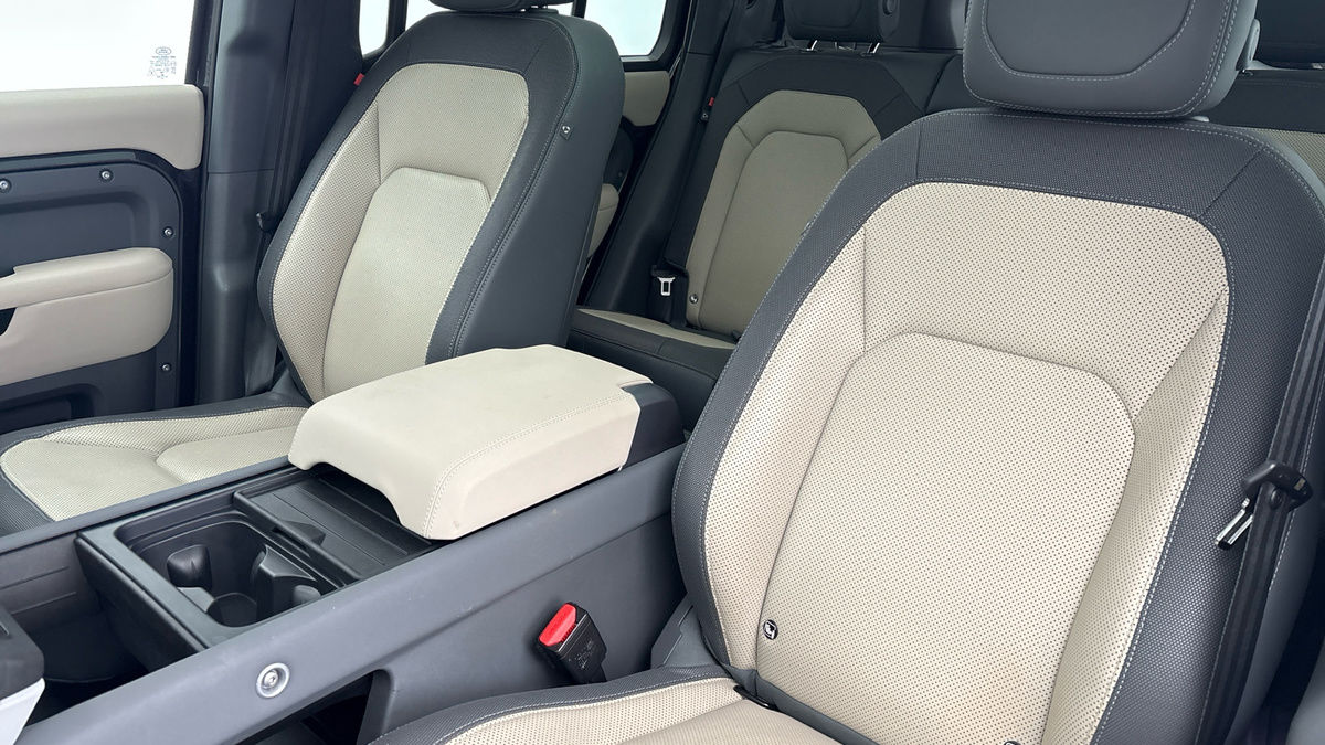 Land Rover Defender 110 Image 7