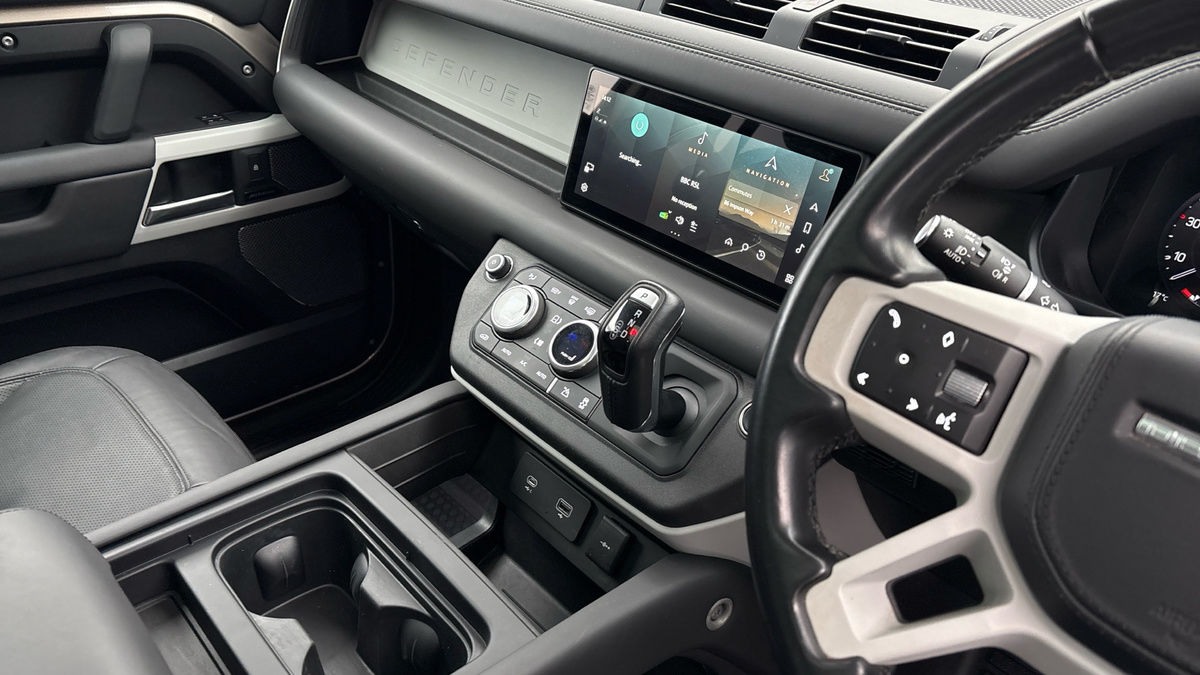Land Rover Defender 110 Image 18