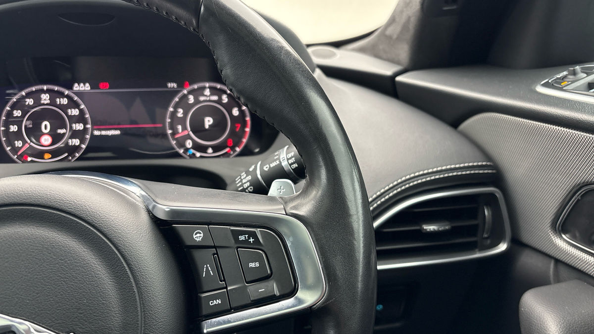 Jaguar F-PACE Image 14