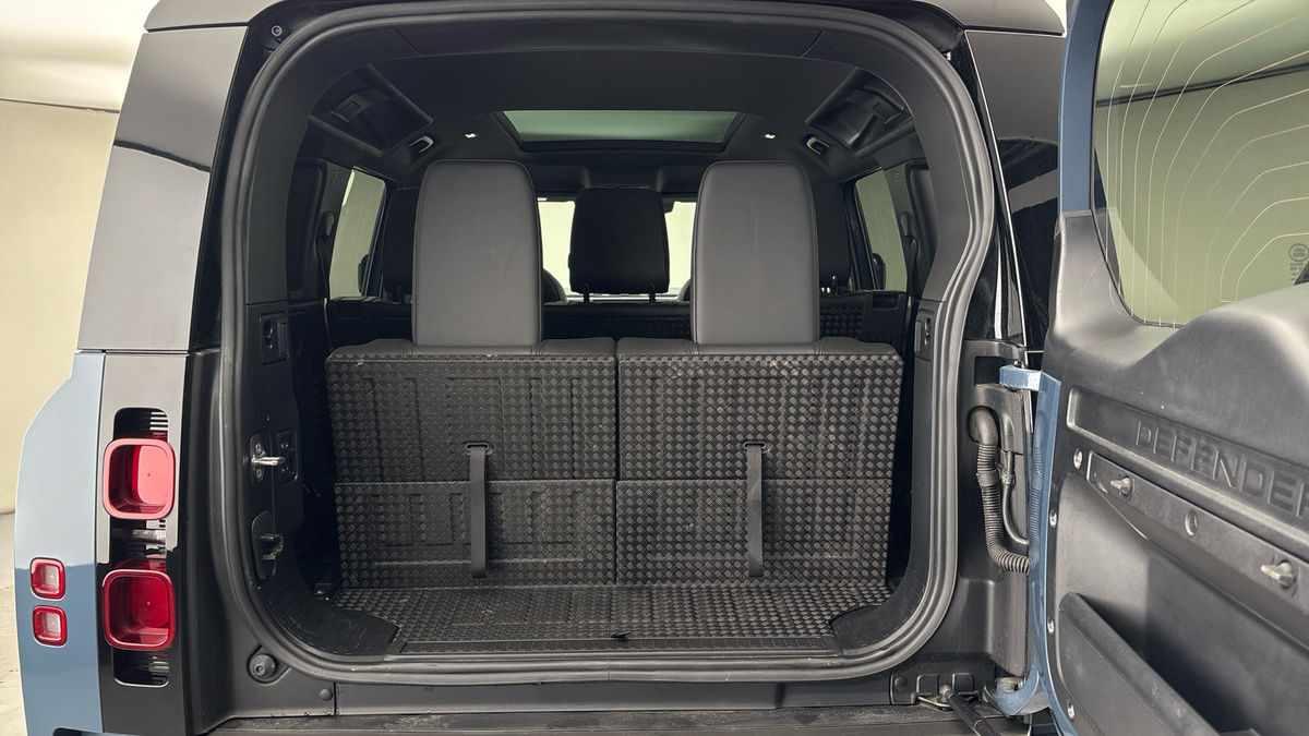 Land Rover Defender 110 Image 11