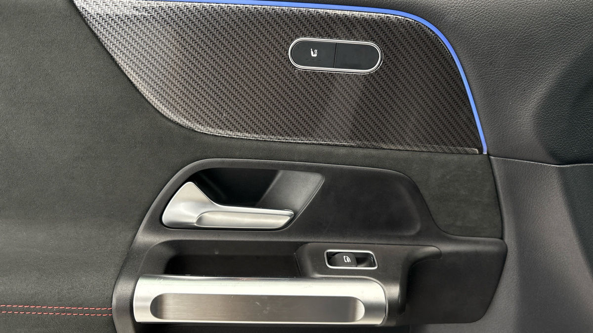 Mercedes-Benz GLB Image 19