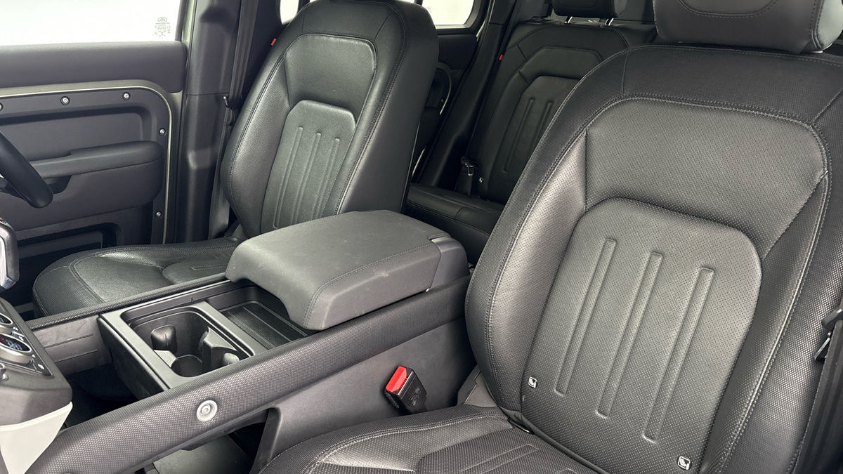 Land Rover Defender 110 Image 7