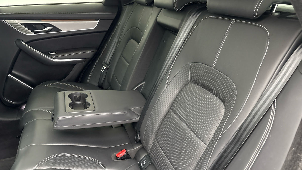 Jaguar F-PACE Image 9