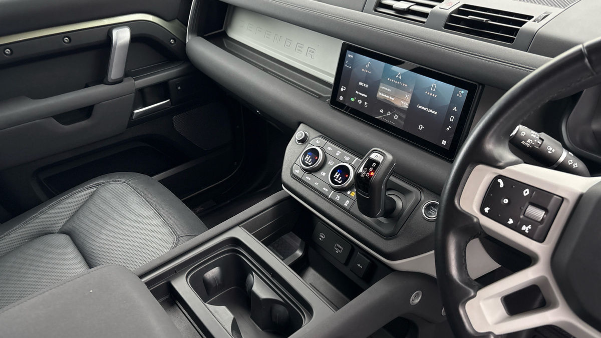 Land Rover Defender 110 Image 18