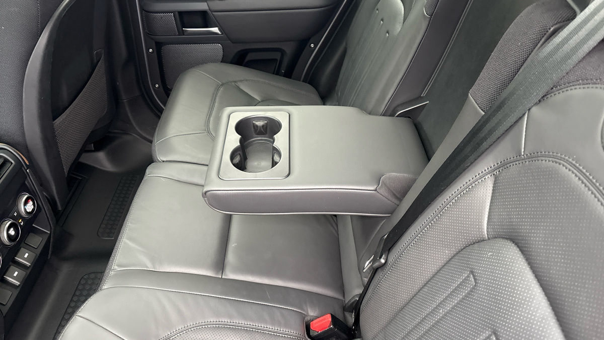 Land Rover Defender 110 Image 9