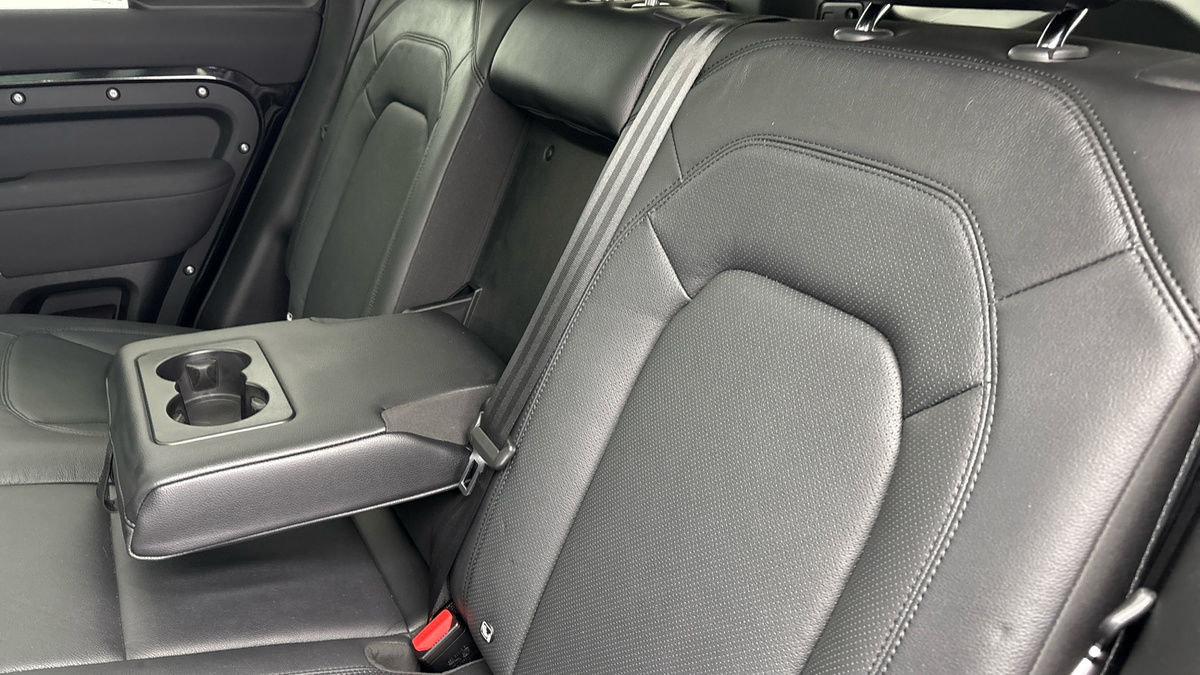 Land Rover Defender 110 Image 9