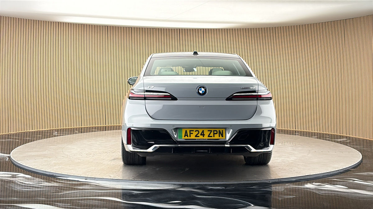 More views of BMW i7