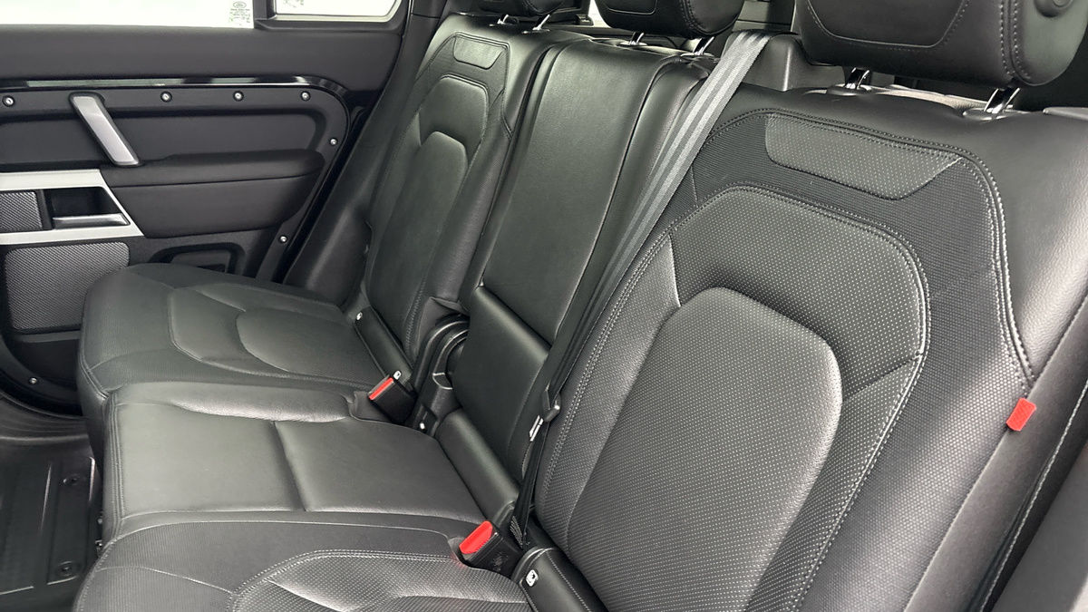 Land Rover Defender 110 Image 8