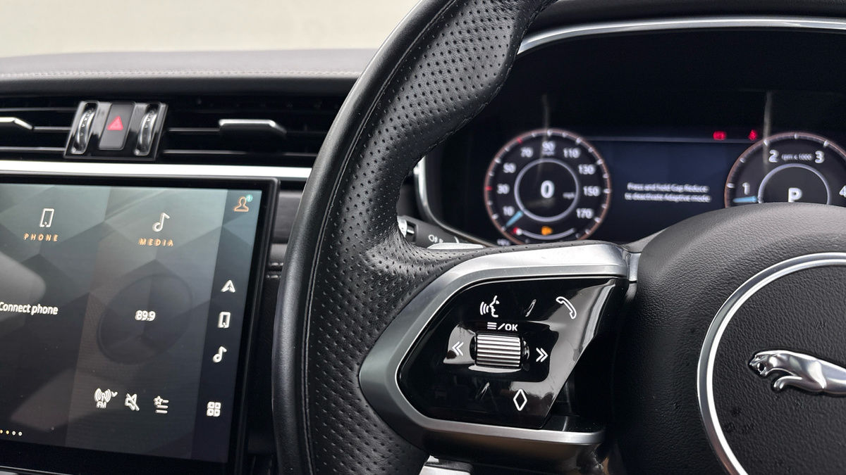 Jaguar F-PACE Image 13