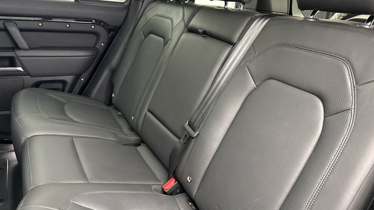 Land Rover Defender 110 Image 8