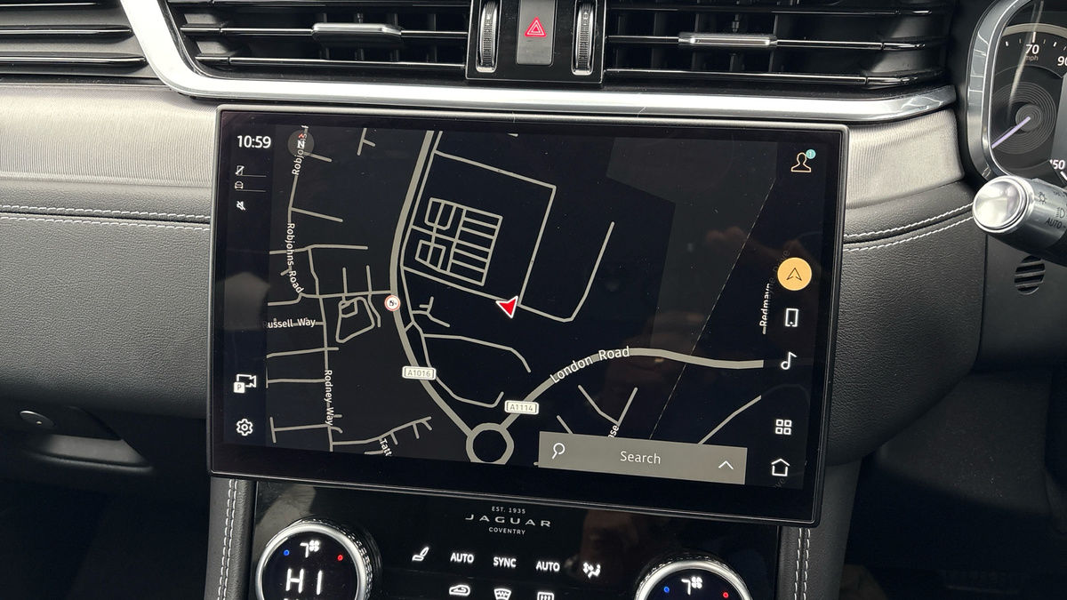 Jaguar F-PACE Image 17