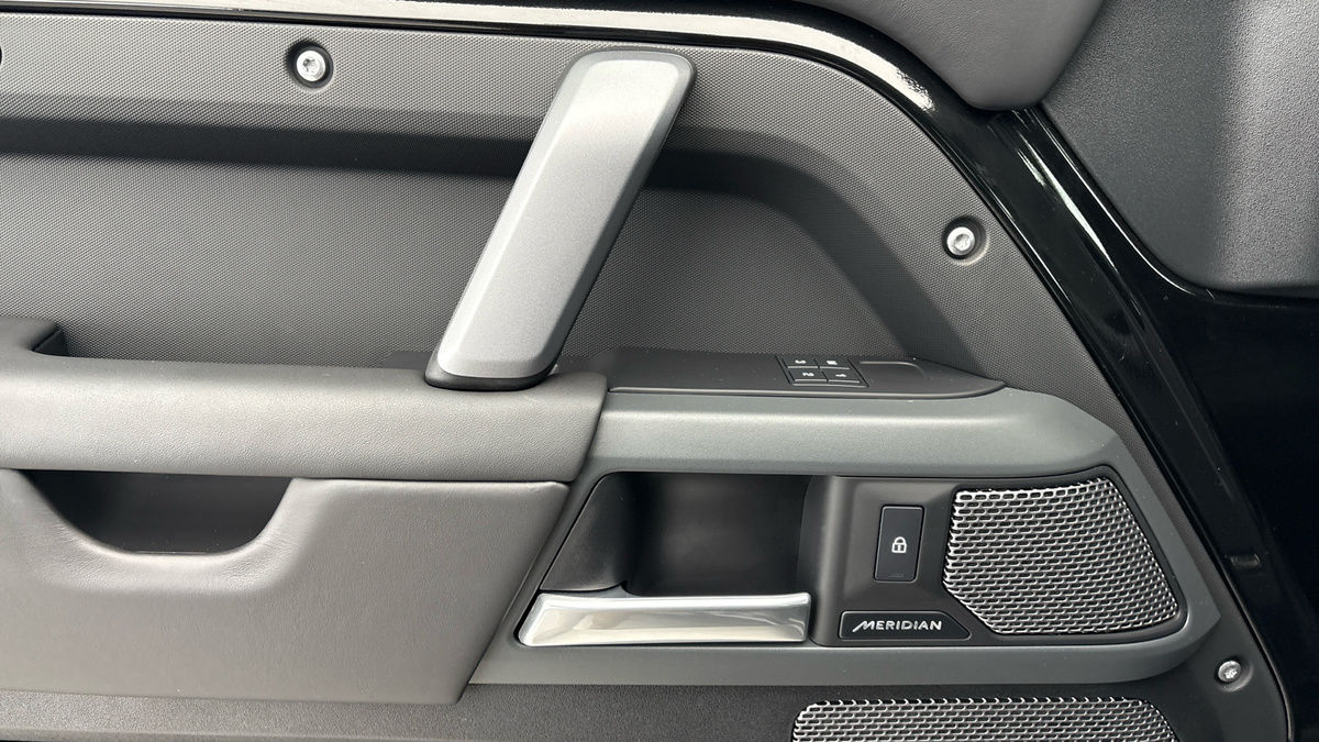 Land Rover Defender 110 Image 19