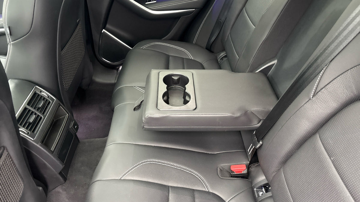 Jaguar F-PACE Image 9