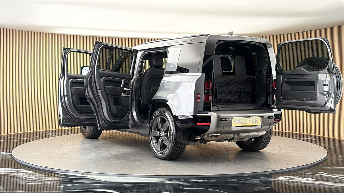 Land Rover Defender 110 Image 23