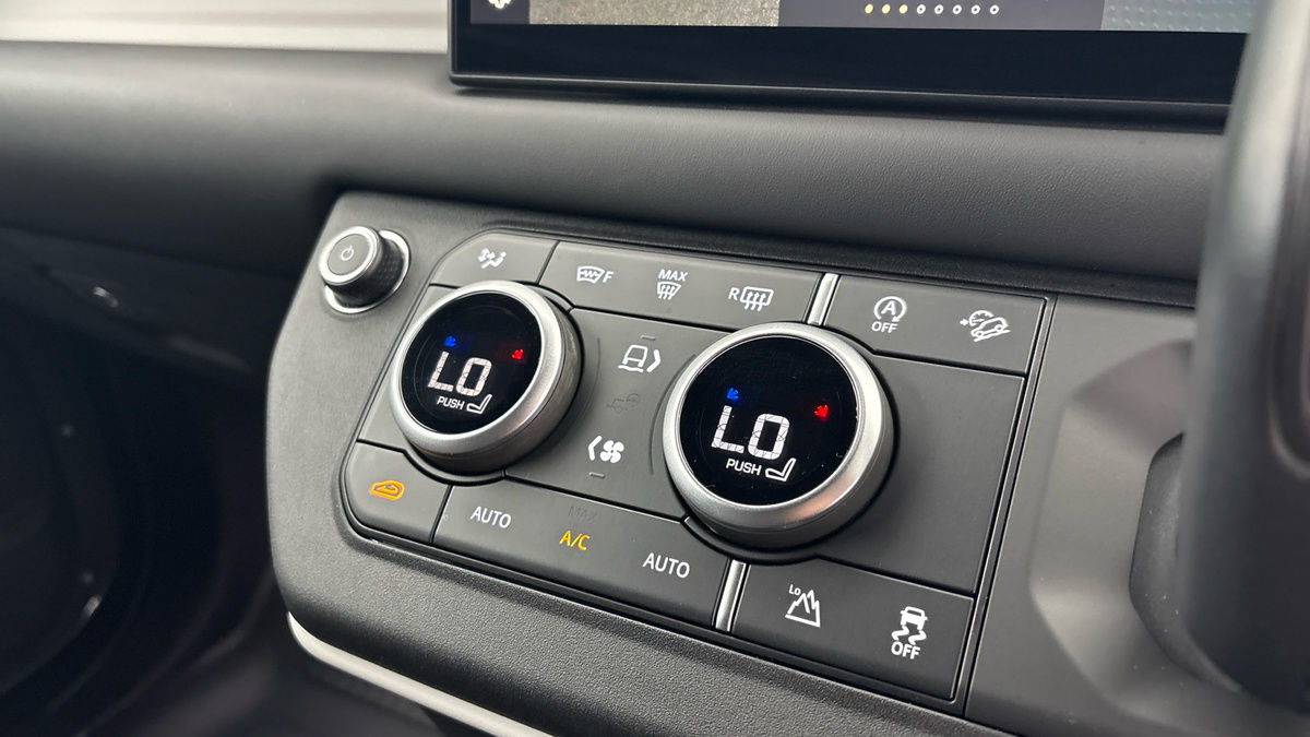 Land Rover Defender 110 Image 25